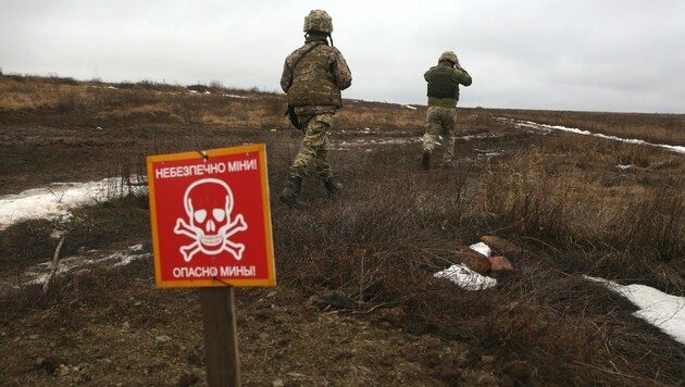 Soldaten auf Minensuche (Archivbild) (Bild: Anatolii STEPANOV / AFP)