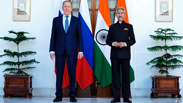Ausbalanciert: Lawrow (li.) und Indiens Außenminister Jaishankar (Bild: ASSOCIATED PRESS)