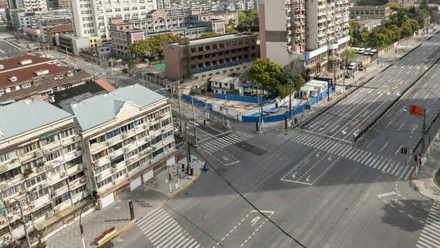 Leere Straßen in der Wirtschaftsmetropole Schanghai (Bild: AFP)