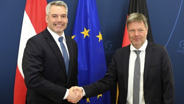 Bundeskanzler Karl Nehammer (ÖVP) traft am Freitag den deutschen Vizekanzler und Wirtschaftsminister Robert Habeck (Grüne) in Berlin. (Bild: APA/HARALD SCHNEIDER)