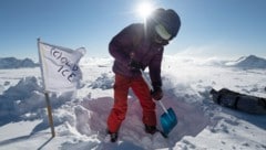 Eisbohrung am Kaunertaler Gletscher (Bild: APA/ROLAND SCHLAGER)