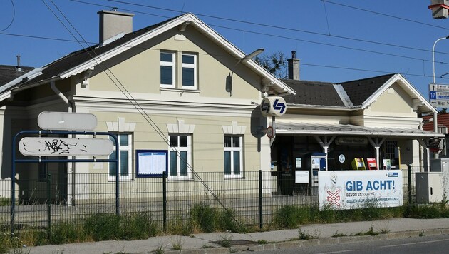 In Wiener Neudorf wurde der Warteraum bereits saniert. Andere sollen folgen. (Bild: Huber Patrick)