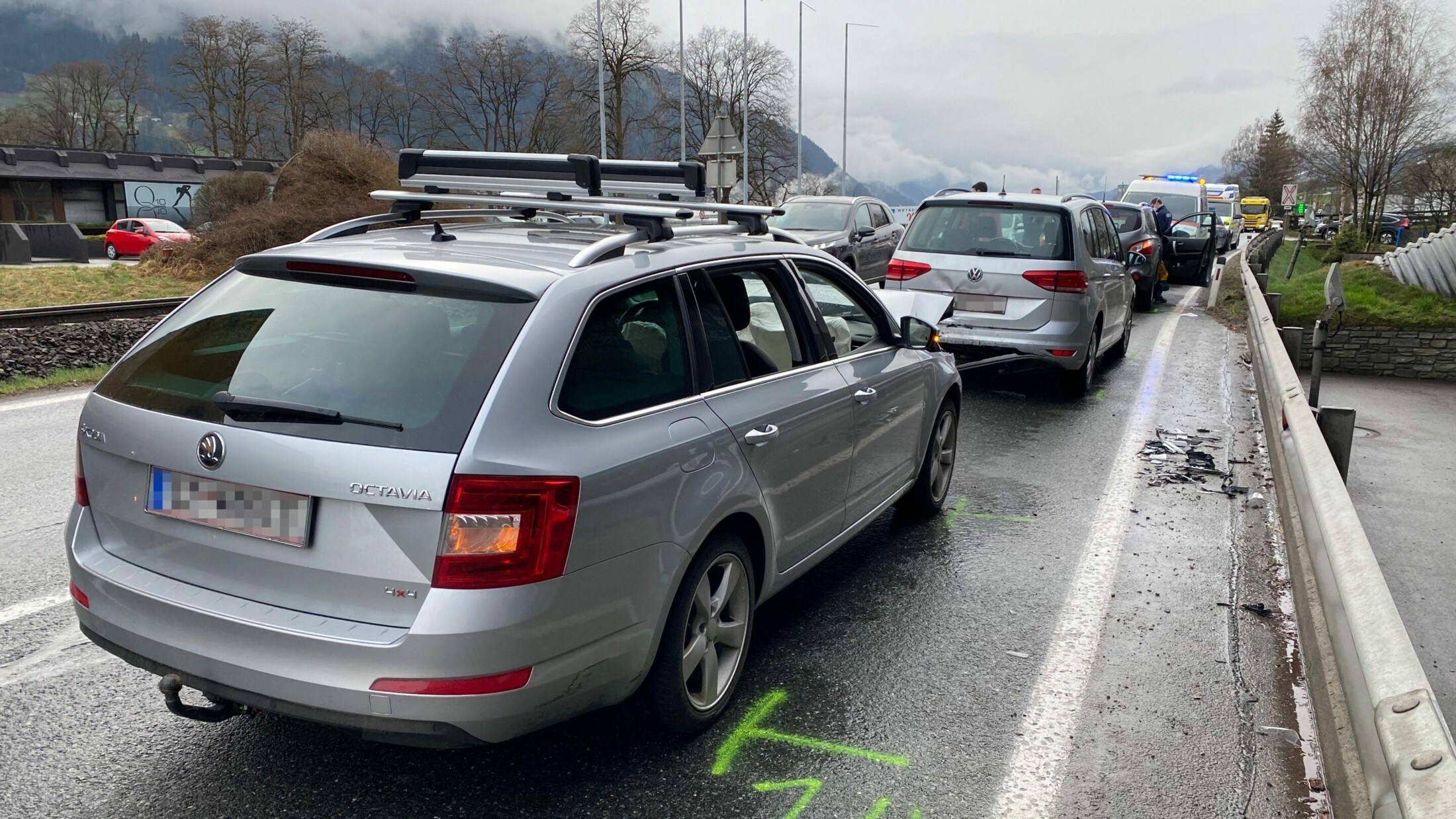 Mit Rettung Ins Spital - Auffahrunfall Im Zillertal: Zwei Frauen ...