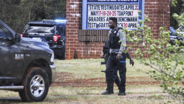 Polizisten vor der Schule, in der am Donnerstag ein Schüler erschossen wurde. (Bild: Mike Ellis/The Greenville News via AP)