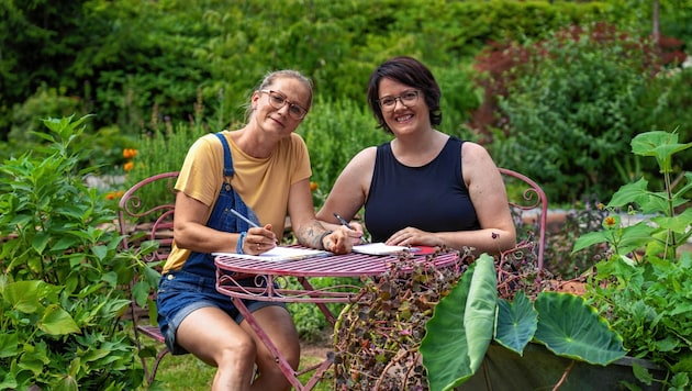 Expertinnen fürs Knollengemüse: Claudia Steinschneider (rechts) und Ute Stückler-Sattler. (Bild: Manfred Sattler)
