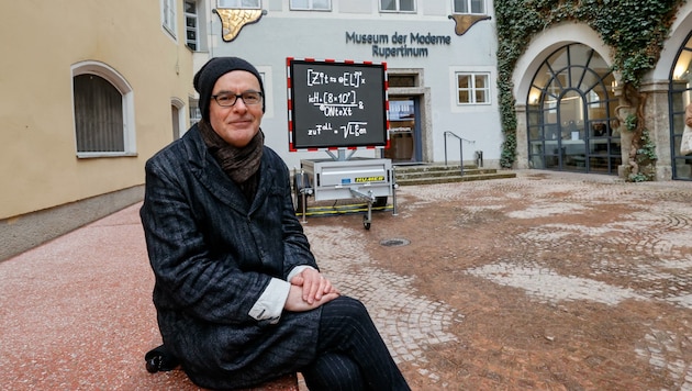 Der Künstler Werner Reiterer lenkt die Aufmerksamkeit durch den Bildschirm auf das Museum. (Bild: Tschepp Markus)