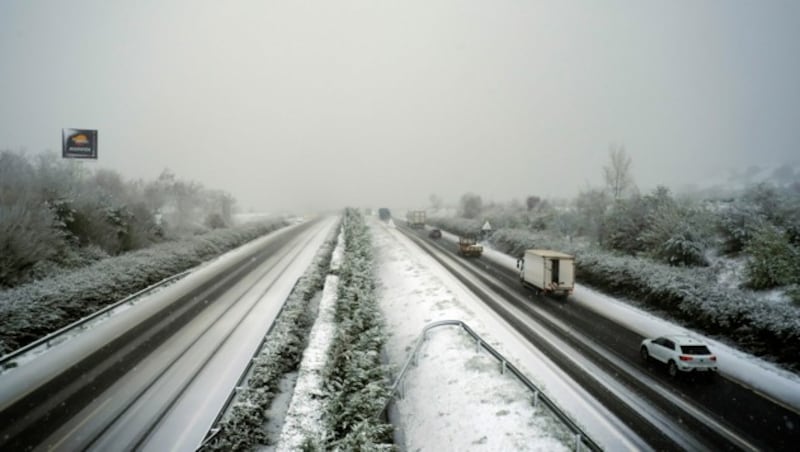 Eine schneebedeckte Autobahn am 1. April in Irurzun im Norden von Spanien (Bild: Associated Press)