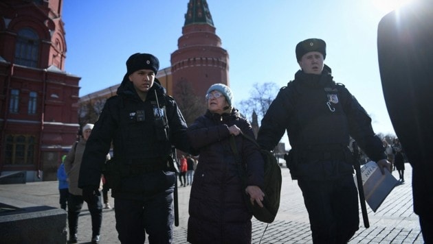 Eine Frau, die in Moskau gegen den Krieg demonstrierte, wird festgenommen. (Bild: APA/AFP)