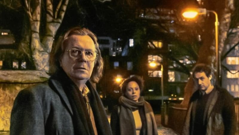 „Slow Horses“: Gary Oldman (vorne) garantiert in dieser spannenden wie düsteren Produktion höchstes Schauvergnügen als knochentrockener Agentenveteran mit mysteriöser Vergangenheit. (Bild: AppleTV+)