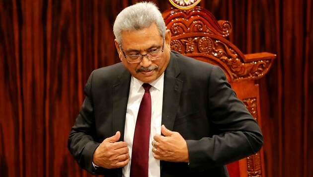 Sri Lankas Präsident Gotabaya Rajapaksa hat per E-Mail seinen Rücktritt erklärt. Die neue Staatsspitze soll in der kommenden Woche bestimmt werden. (Bild: AP)
