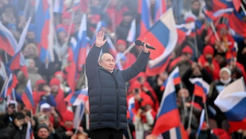 Putin hielt im März 2022 anlässlich der acht Jahre zurückliegenden Krim-Annexion in Moskau eine Rede. Nach zahlreichen Berichten wurden viele Menschen gezwungen, daran teilzunehmen. (Bild: APA/AFP/POOL/Ramil SITDIKOV)