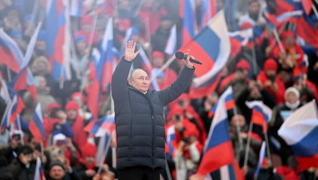 Vergangenes Jahr gab es im Luschniki-Stadion in Moskau - dem größten Russlands - eine gigantomanische Feier, an der auch Putin teilnahm. (Bild: APA/AFP/POOL/Ramil SITDIKOV)