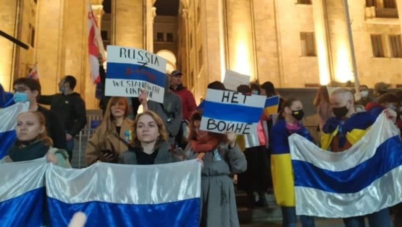 Exil-Russen protestieren mit der weiß-blau-weißen-Flagge in der georgischen Hauptstadt Tiflis gegen den Krieg. (Bild: Wikimedia Commons/Homo Paparaccis/CC BY-SA 4.0)