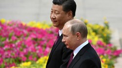 Die EU sieht in der Positionierung Chinas eine Unterstützung Russlands (im Bild: die beiden Präsidenten Xi Jinping und Wladimir Putin) im Ukraine-Krieg. (Bild: AP)