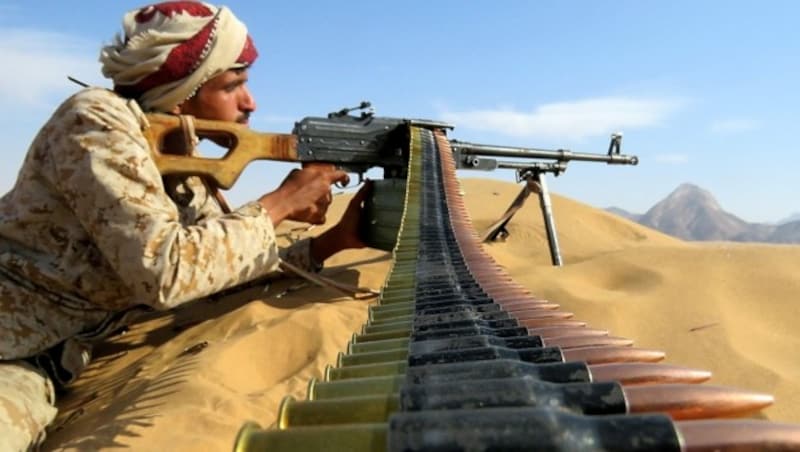 Krieg im Jemen: Ein aufseiten der Saudis kämpfender Milizionär beobachtet den Feind. (Bild: AFP)