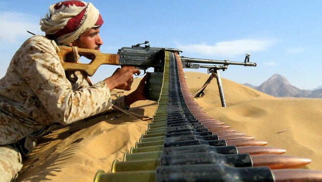 Krieg im Jemen: Ein aufseiten der Saudis kämpfender Milizionär beobachtet den Feind. (Bild: AFP)