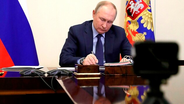 Präsident Wladimir Putin während einer Videokonferenz mit seinen Ministern und Beratern (Bild: AP)