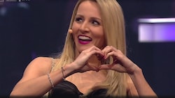 Melissa Naschenweng verteilte bei „Starmania“ diesmal viele Herzen. Die „Starmaniacs“ versetzten die Schlager-Beauty in Flirtlaune. (Bild: Screenshot ORF)