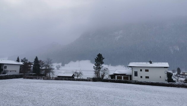 Im Tiroler Außerfern, so wie hier in Ehenbichl, hat es bereits in der Nacht auf Samstag geschneit. (Bild: Rauth)