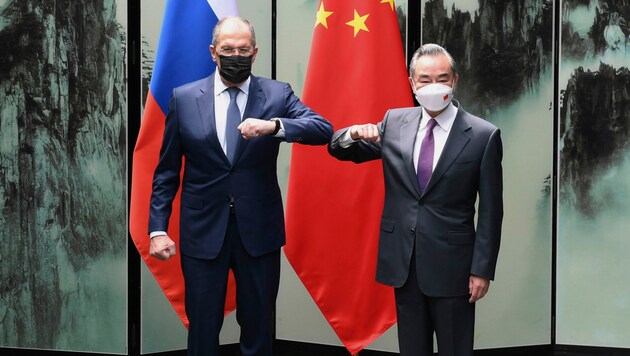 Eine „felsenfeste“ Partnerschafft zwischen den Außenministern Sergej Lawrow und Wang Yi. (Bild: AP/Zhou Mu/Xinhua)