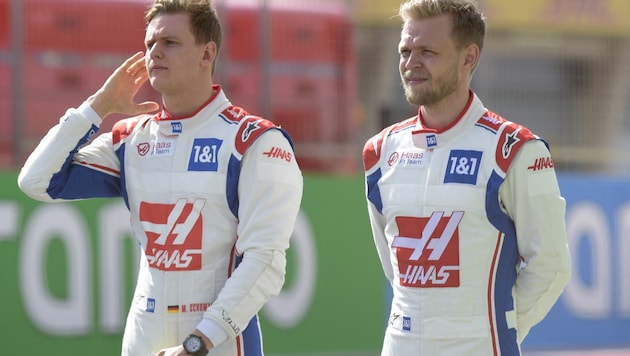 Mick Schumacher (li.) und Kevin Magnussen (Bild: APA/AFP/Mazen Mahdi)