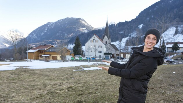 Kein ruhiger, verschwiegener Ort: Für das Interview mit Autor Robert Schneider hatte Künstlerin Anna Neuschmid-Gross einen Platz mitten in Gurtis ausgewählt. (Bild: Mathis Fotografie)