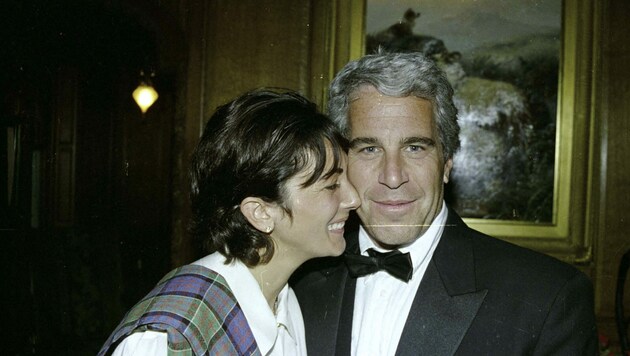 Ghislaine Maxwell auf einem von den US-Behörden herausgegebenen Archivfoto Jeffrey Epstein (Bild: APA/AFP PHOTO/US District Court for the Southern District of New York)