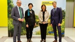 Im Einsatz für bedrohte Tiere: Stephan Pernkopf, Katrin Vohland (Naturhistorisches Museum), Edith Klauser (Nationalpark Donau-Auen) und Richard Zink (Vogelwarte Seebarn). (Bild: Georg Baumann)