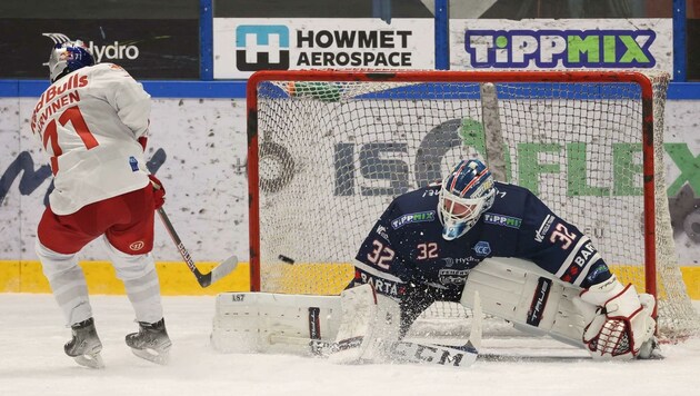 Das Eishockeyliga-Finale steht: Salzburg (Järvinen li.) prallt auf Fehever mit Goalie Tirronen. (Bild: GEPA pictures/ Csaba Doemoetoer)