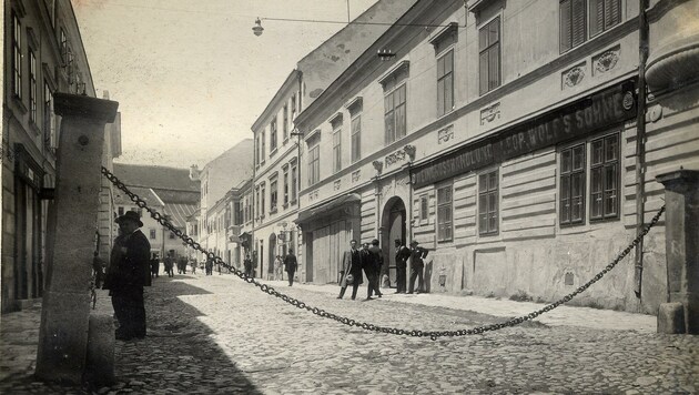 Das einstige jüdische Viertel von Eisenstadt, aufgenommen in den 1920er-Jahren. In der ehemaligen Weingroßhandlung Wolf (rechts) befindet sich heute das Jüdische Museum. (Bild: P. Huber (Repro))