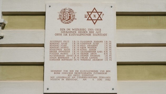 En la fachada del museo se conmemora a los soldados judíos caídos del ejército kuk.  (Imagen: P. Huber)