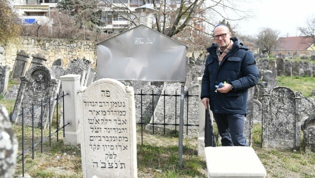 El director del museo, Johannes Reiss, en la tumba del famoso rabino Meir Eisenstadt.  (Imagen: P. Huber)