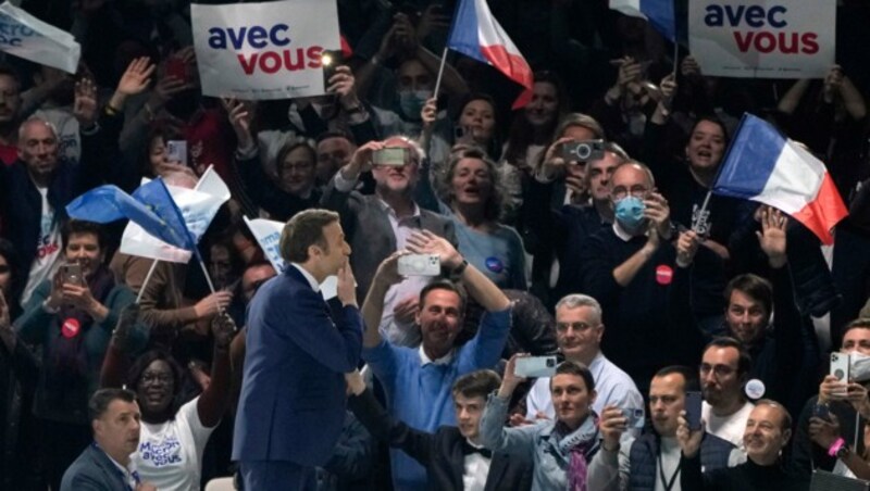 Emmanuel Macron vor seinen Anhängern (Bild: The Associated Press)