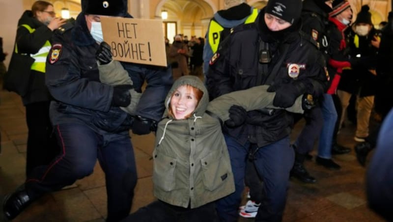 Russische Polizeibeamte halten einen Demonstranten mit einem Schild mit der Aufschrift „Kein Krieg“ während einer Protestaktion gegen den russischen Angriff auf die Ukraine in St. Petersburg fest. (Bild: The Associated Press)