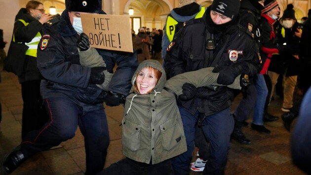 Russische Polizeibeamte halten einen Demonstranten mit einem Schild mit der Aufschrift „Kein Krieg“ während einer Protestaktion gegen den russischen Angriff auf die Ukraine in St. Petersburg fest. (Bild: The Associated Press)
