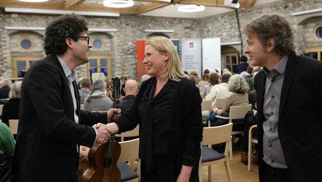 Intendantin Ines Schütz begrüßt das Duo „Die Strottern“ (Bild: Hölzl Roland)