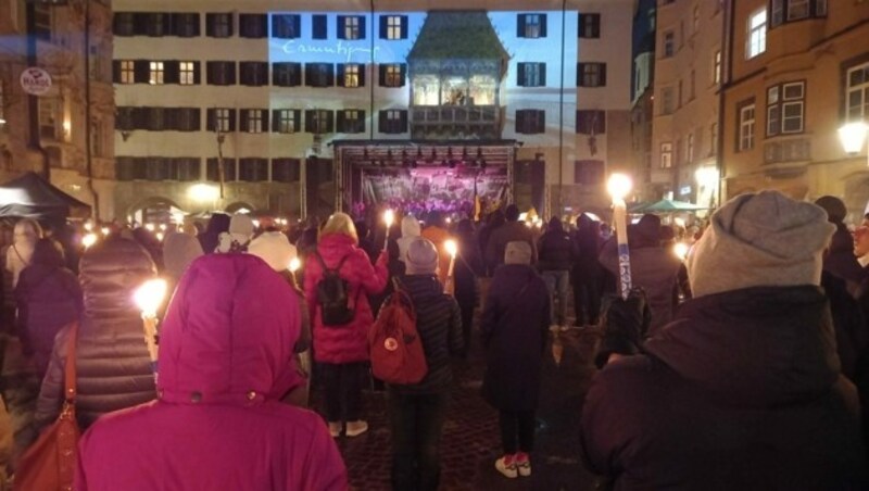 Rund 1000 Teilnehmer demonstrierten am Samstagabend in der Innsbrucker Altstadt für den Frieden. (Bild: Manuel Schwaiger)