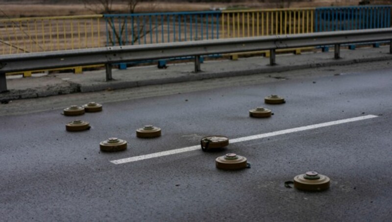 Minen versperren die Straßen des Vororts. (Bild: AP/Rodrigo Abd)