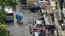 In normalerweise stark frequentierten Straßen ist aktuell nur Gesundheitspersonal unterwegs - die Bilder aus Shanghai erinnern an den Beginn der Pandemie. (Bild: AFP/Hector RETAMAL)