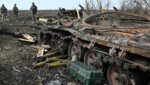 Ein ausgebrannter russischer Panzer bei Charkiw: Auf vielen Bildern wurde der Geschützturm abgesprengt. (Bild: APA/AFP/Sergey BOBOK)