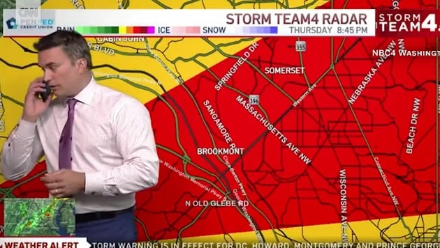 Der Chefmeteorologe von NBC Washington, Doug Kammerer, unterbricht hier seinen eigenen Wetterbericht, um seine Kinder anzurufen und sie vor einem möglichen Tornado zu warnen. (Bild: NBC Washington)