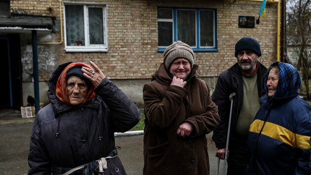 Die Einwohner von Butscha trauern. In der Stadt im Großraum Kiew wurden zahlreiche tote Zivilisten gefunden. (Bild: APA/AFP/RONALDO SCHEMIDT)