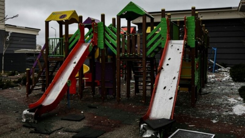 Ein zerschossener Spielplatz in Butscha: Als ukrainische Soldaten die von den russischen Truppen verlassene Stadt im Großraum Kiew erreichten, fanden sie dort zahlreiche tote Zivilisten auf den Straßen. (Bild: APA/AFP/RONALDO SCHEMIDT)