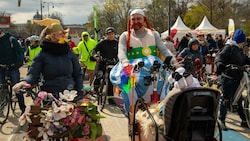 Teils samt ulkigen Verkleidungen fanden sich die Radparade-Teilnehmer am Rathausplatz ein. (Bild: FOTOFANT Christian Eder)