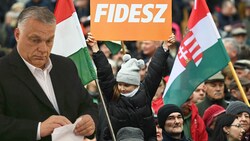 Orbáns Fidesz-Partei hat am Sonntag den Sieg bei den Parlamentswahlen in Ungarn geholt. (Bild: AFP, Krone KREATIV)