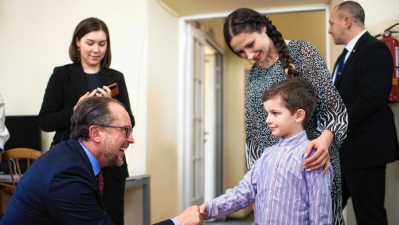 Außenminister Alexander Schallenberg mit einer geflüchteten Frau und ihrem Kind, der Vater blieb in der Ukraine, um zu kämpfen. (Bild: BMEIA/Michael Gruber)