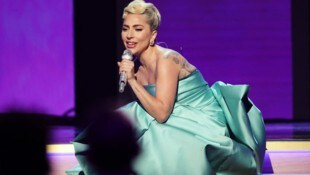 Lady Gaga actuando en los Grammy (Imagen: APA/Rich Fury/Getty Images para The Recording Academy/AFP)
