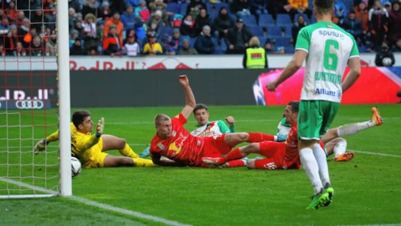 Am Ende jubelte wieder Salzburg über den Sieg. Junuzovic traf in der Nachspielzeit zum 2:1 (re.). (Bild: Andreas Tröster)