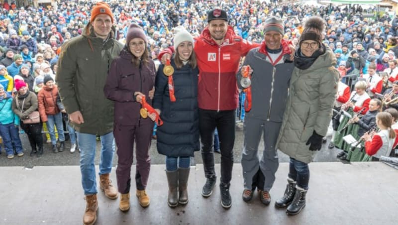 Feiern mit Familie und Fans: Schwager in spe Martin Bischof, Schwester Anna-Maria, Freundin Sabrina, Doppel-Olympiasieger Johannes Strolz, Papa Hubert und Mama Birgit (v. li.). (Bild: Maurice Shourot)