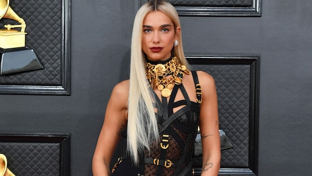 Dua Lipa zog in ihrem Bondage-Kleid von Versace bei den Grammy-Awards alle Blicke auf sich. (Bild: AFP or licensors)